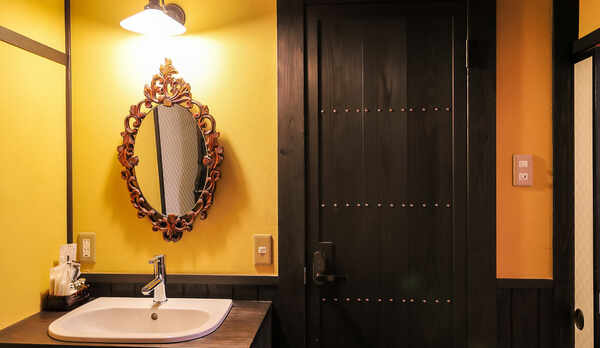 ・【朱雀の間】風情あるインテリアで昔懐かしい洋を感じる化粧台