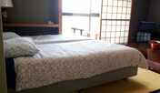 和室にベッドを置いたお部屋です