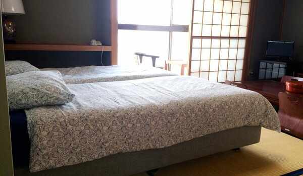 和室にベッドを置いたお部屋です