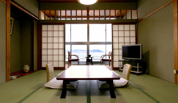 本館和室　落ち着いた雰囲気でお寛ぎ下さい。