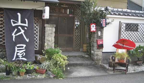 *【玄関】静かな住宅街に立つ昭和48年創業の料理自慢の小さな宿です