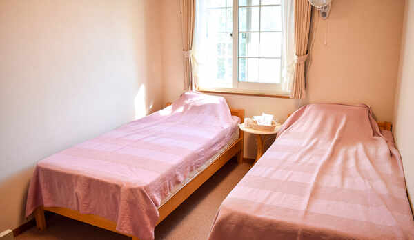 ・洋室（小）　ペットとご宿泊ビギナーの方におすすめの落ち着いた客室