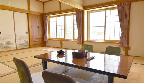 *【客室一例】都会の喧騒を離れ、のんびりとお過ごし下さい。