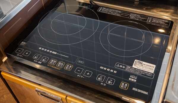 二口のIHコンロ（キッチン）