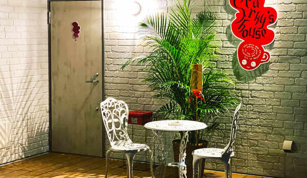 ・1F　エントランス　入口前のテラスで日向ぼっこ♪