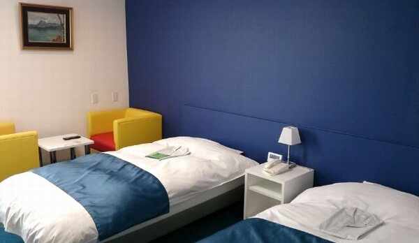 一部のツインルームをリニューアルしました。（青）