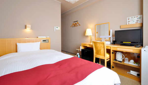 【洋室シングル】セミダブルベッドとなりますので、広々とご利用いただけます。