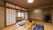 広々とした和室でお寛ぎください