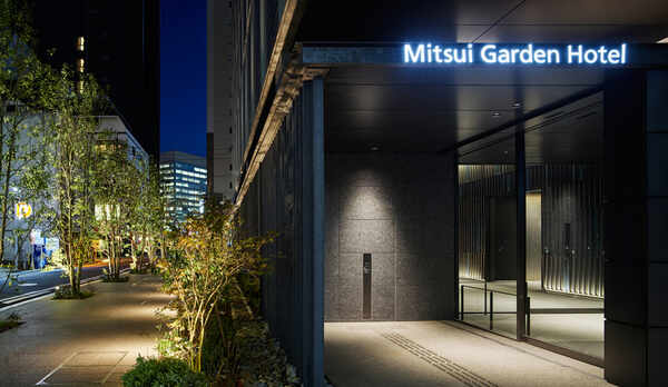 ・緑がライトアップされ幻想的なエントランス