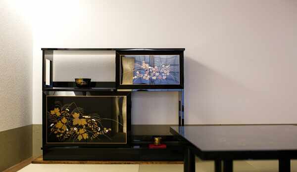 *【スイート】漆の家具：飾棚「草加蒔絵」