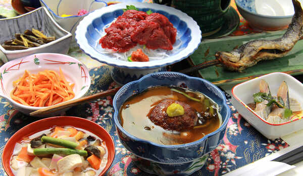 郷土の味覚満載の夕食は女将手作り