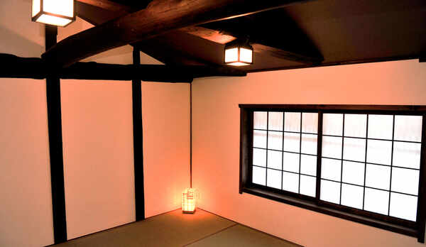 ・【和室】見事な梁はそのまま生かしております。