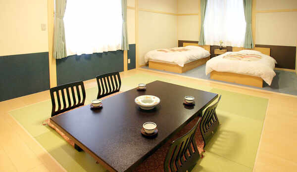 ・【和洋室一例】日ごろの疲れを温泉で癒し、広めのお部屋でのんびりと♪