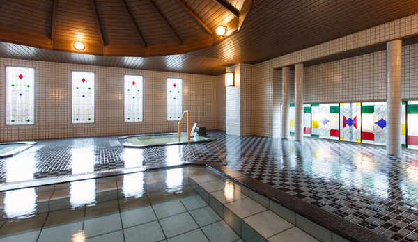 【大正ロマン風呂　夢乃湯】ステンドグラスとタイル、ウッド調の天井がどこか懐かしさを演出。