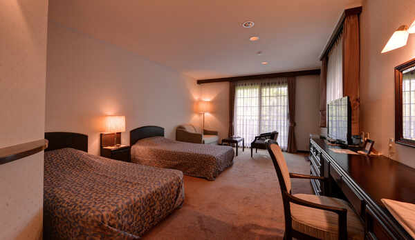 *スーペリアツイン（客室一例）/窓の多い角部屋。窓辺に腰かけて移りゆく山々に思いを馳せて。