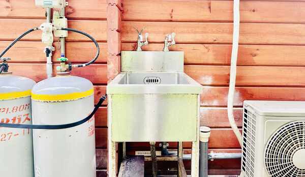 【ログハウス】野菜を洗ったり、釣ってきた魚を下ろしたり出来るシンクも設置しています。