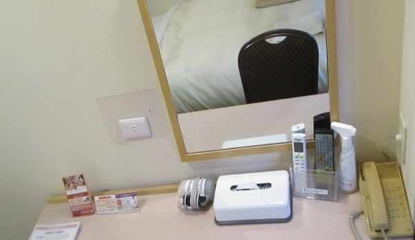 シングルルームデスク周り