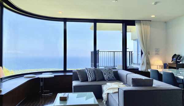 相模湾一望の絶景リビングダイニングルーム