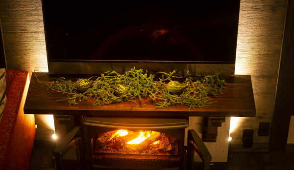 インテリアの中心オブジェでもあるフェイク暖炉