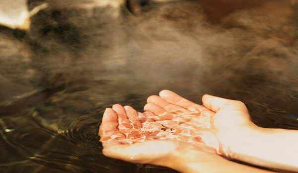 温泉を光にかざして