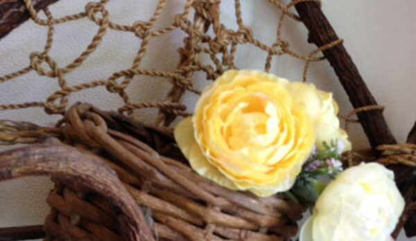 壁にもお花で彩りを。