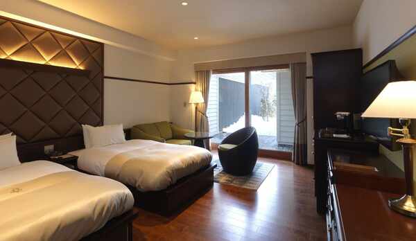 ◆スパリビング付ツインルーム（冬）／デッキへ出ると、もう一つのお部屋「スパリビング」が（客室一例）