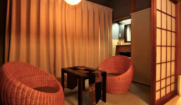 客室戸隠は、扉をあけると踏み込みのある遊び心のある客室。縁側と畳の空間でおくつろぎください。