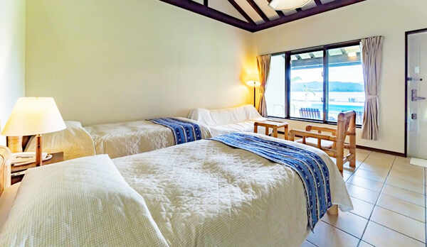 *【客室一例】清潔感のある客室。窓からは中庭やビーチが眺められます。