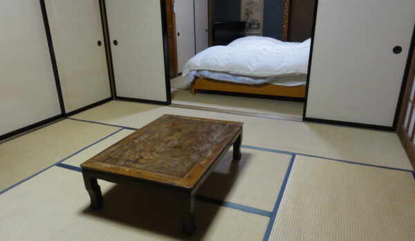 501号室和室8畳2間続き部屋、2ベットあり