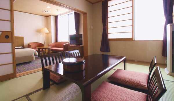 *当館自慢のゲストルーム。6畳和室＋セミダブルのベッド2つを完備。計48平米のお部屋。