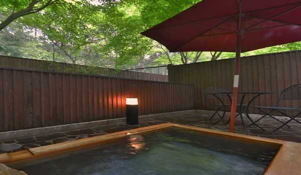 庭園露天風呂付メゾネット室　露天風呂一例