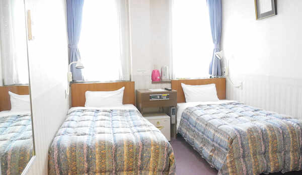 ・【ツインルーム一例】落ち着きあるインテリア。全室禁煙です