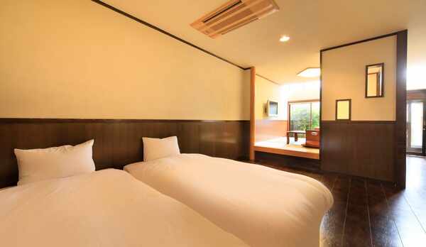 露天風呂付き客室(B-2)｜ツインベッドは移動も可能です。