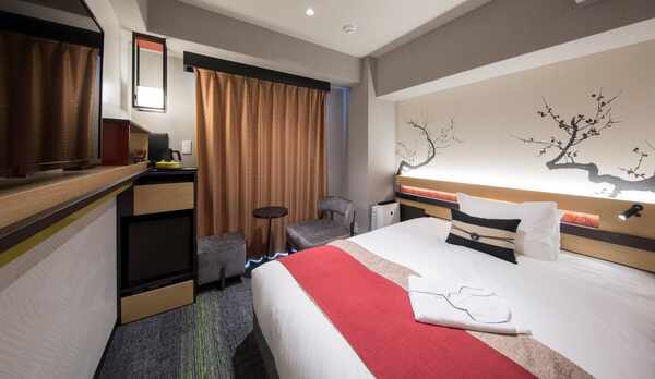 シングルルーム（ダブルサイズ・シモンズベッド）トイレ別のバスルームを完備