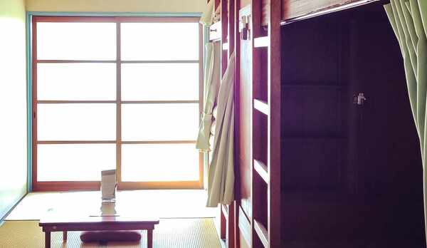 ・陽当たりのよい和洋室のベッドルームです