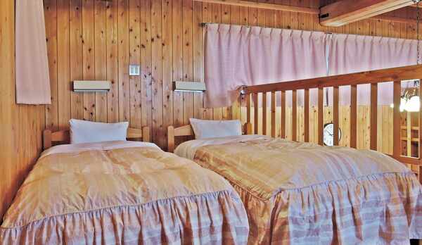 *【寝室】2階に人数分のふかふかベッドがございます。