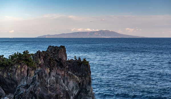 【周辺景観】城ケ崎海岸から伊豆大島を望む