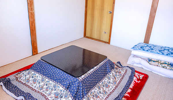 ・＜客室＞こたつの下に絨毯が敷いてあるのでとても暖かいです