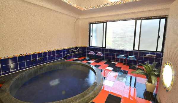 *2016年夏リニューアル。レトロな雰囲気を出すため60年前のタイルをあえて使った内装です。