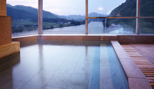 最上階より阿賀野川を望む展望大浴場