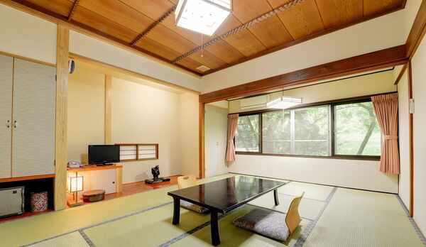 *客室一例・和室トイレ付き/畳の温もりを感じるお部屋で、風景を眺めながらのんびりとお寛ぎ下さい。