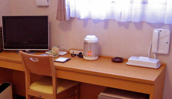 【洋室設備】有線・無線インターネット・液晶テレビ・空冷蔵庫・湯沸しポット・電源３口・リセッシュ