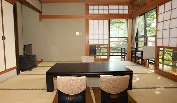 【庭園と岩国の城下町を望む特別室さくらの間】和室10畳+次の間
