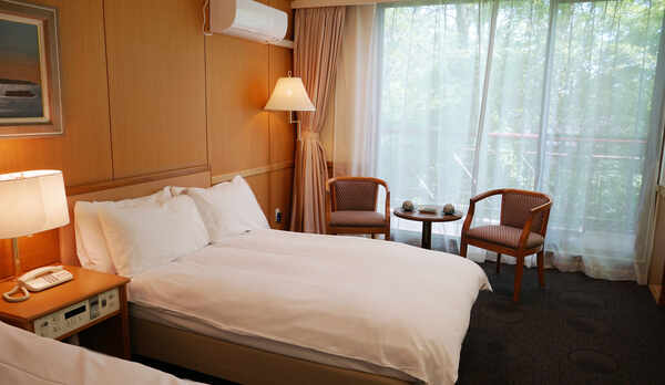 静かな眠りを誘うベッドルーム