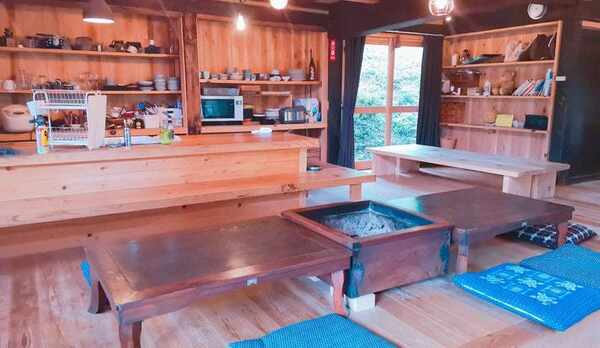 広いキッチンと開放的なリビングです。