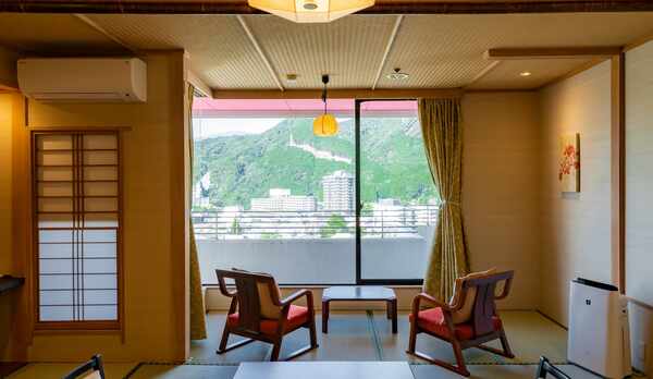 【本館和室】山々と鬼怒川の街並み、のどかな景観を望むお部屋です。