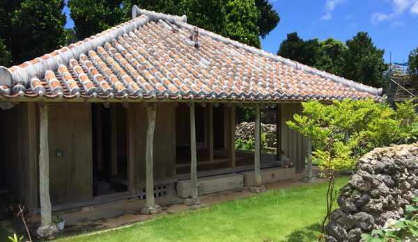 西側から見た客室