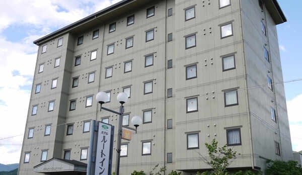【外観】諏訪インター前の交差点を左折し、左右に見える建物の右側です。