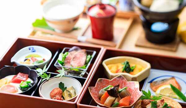 季節の特別和朝食（参考）／お献立や器は季節により替わります