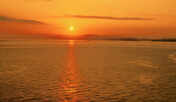 【紀淡海峡に昇る朝陽】 海の向かい紀伊山地から昇る朝陽は必見。